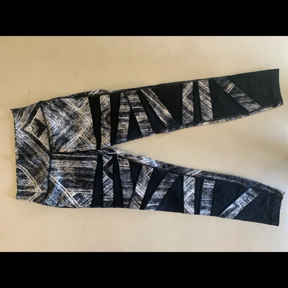 Lululemon Size 6 wunder under tech mesh
